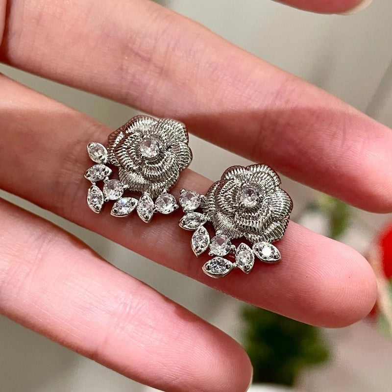 Squisiti mini orecchini a forma di camelia con zirconi, un tocco di lusso.