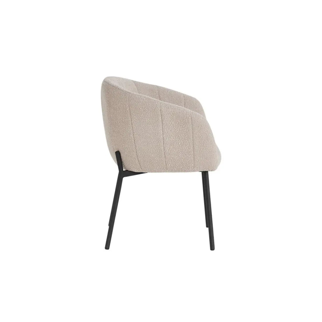 Sedia SIVIGLIA – Tessuto bouclé sabbia – Piedi in metallo nero – H79 x L57 x P62 cm