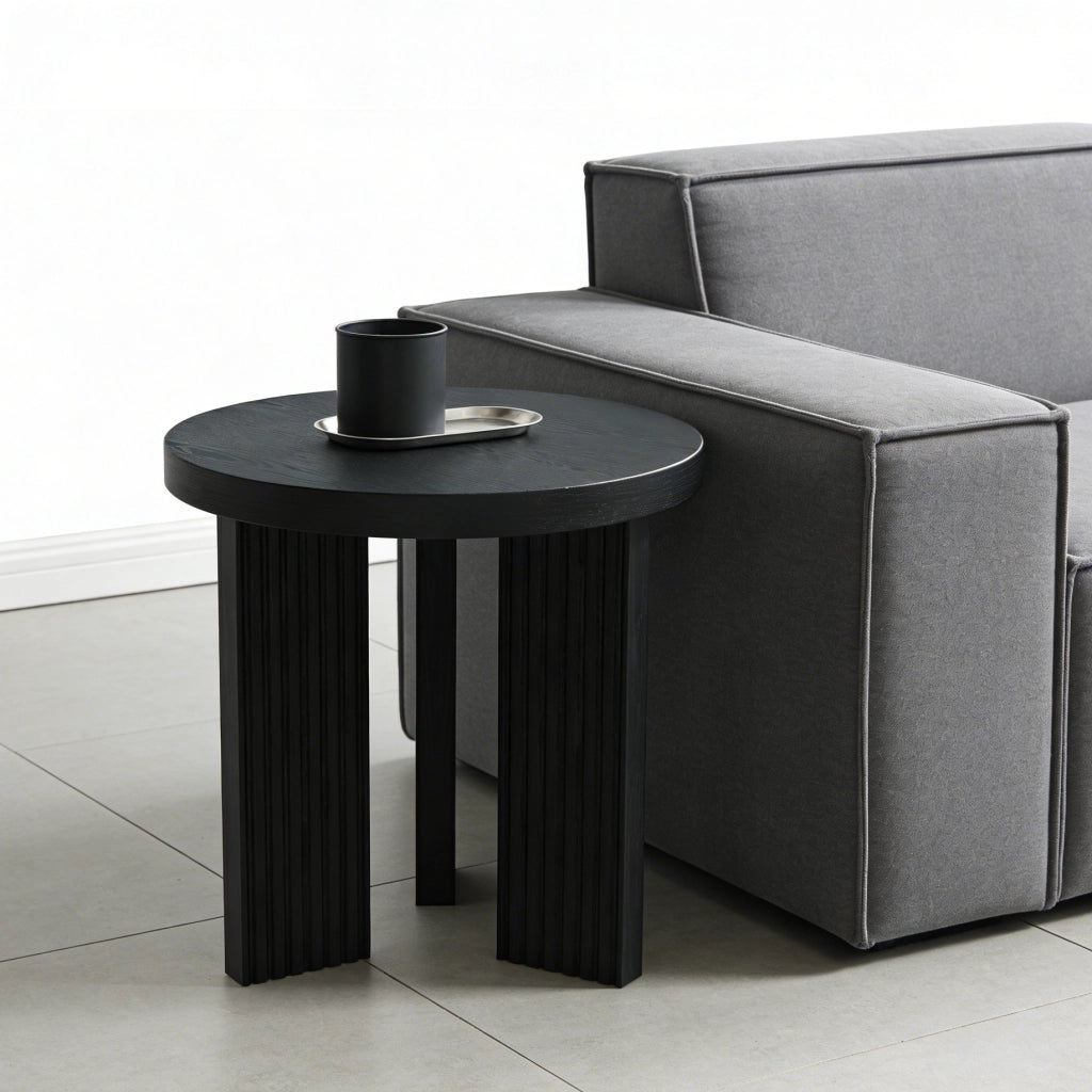 Tavolino laterale rotondo in MDF nero con struttura a tre gambe
