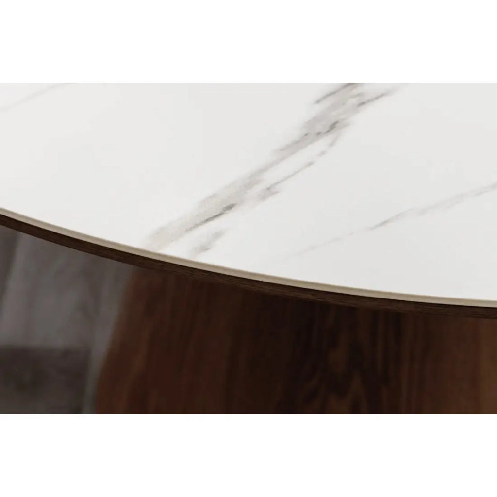Tavolo da pranzo LUMEA – Rotondo 120 cm – Piano in ceramica effetto marmo bianco – Piede in legno massiccio – Stile contemporaneo