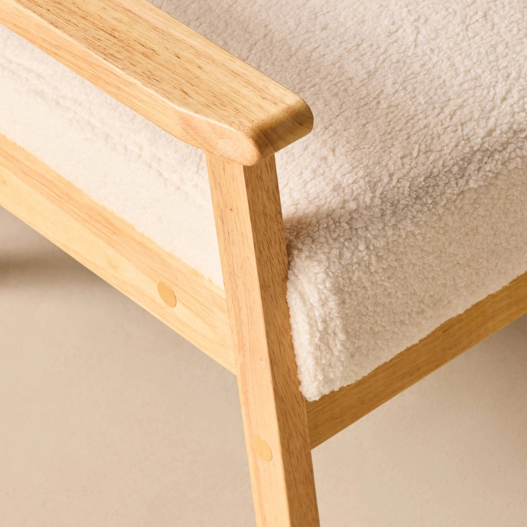 Poltrona scandinava in legno e tessuto bouclé, crema