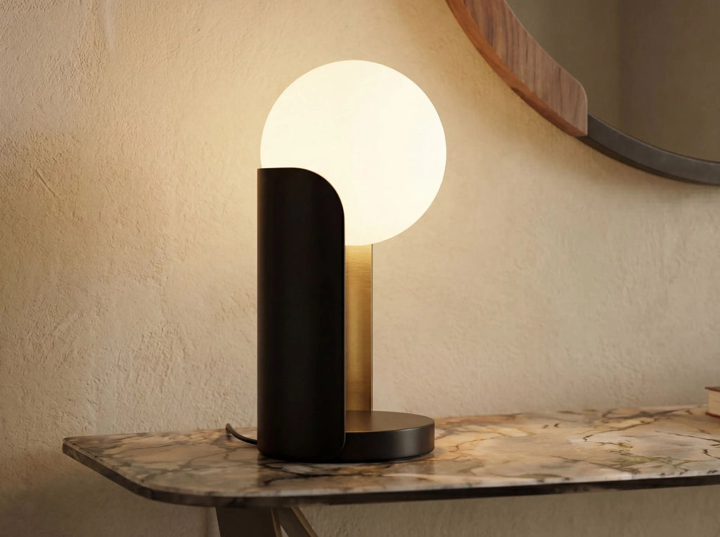 Lampada da tavolo in vetro bianco e acciaio nero