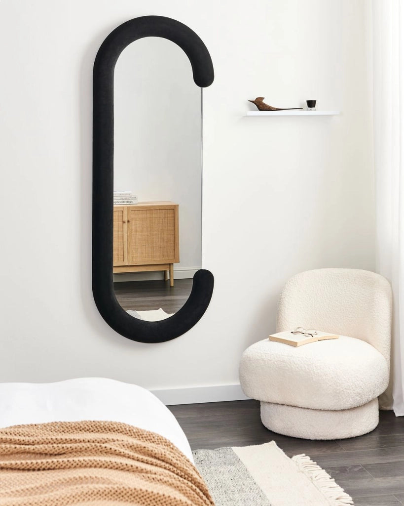 Specchio da parete in MDF nero con cornice in vetro 54 x 158 cm Forma irregolare Decorativo a parete Pezzo d'arredo in stile moderno