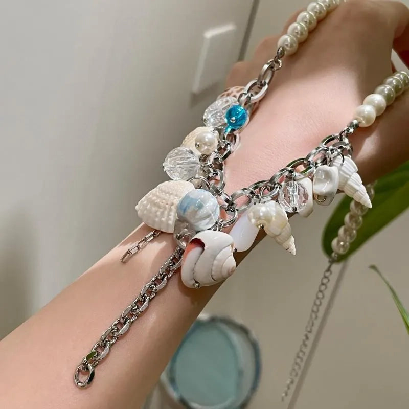 Collana con conchiglie e stelle marine: un regalo perfetto per gli amanti del mare.