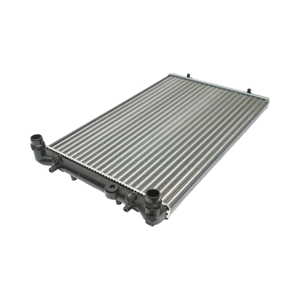 Radiatore raffreddamento acqua motore – VW, Audi, Opel, Seat, Skoda (motori 1.4 – 2.5 Diesel) Dimensioni: 650 × 414 × 23 mm Codici OEM: VW1J0121253AB, 1J0121253N, 1924001979
