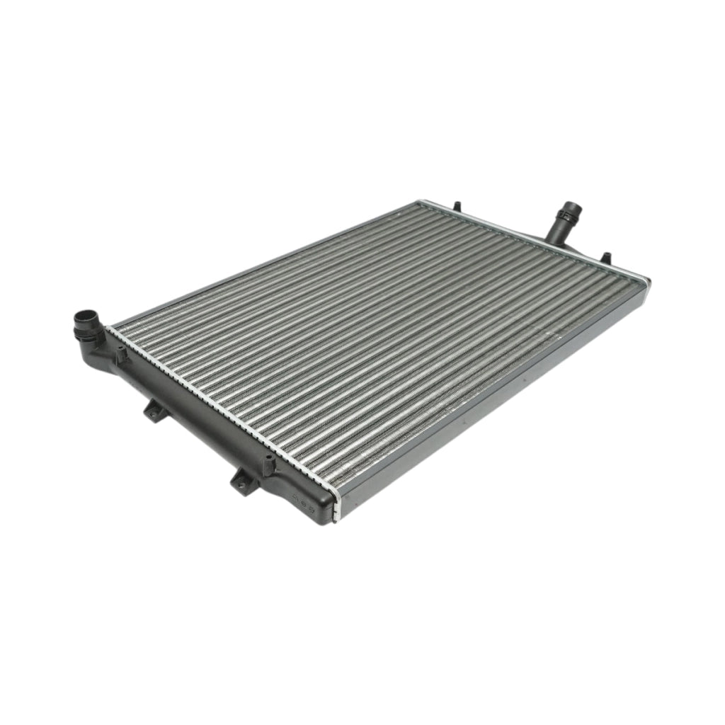 Radiatore raffreddamento acqua motore – Audi, Seat, Skoda, VW (motori 1.2 – 2.0 Diesel) Dimensioni: 647 × 440 × 32 mm Codici OEM compatibili: 3C0121253AR, 3C0121253Q, 53425A, 1924001040