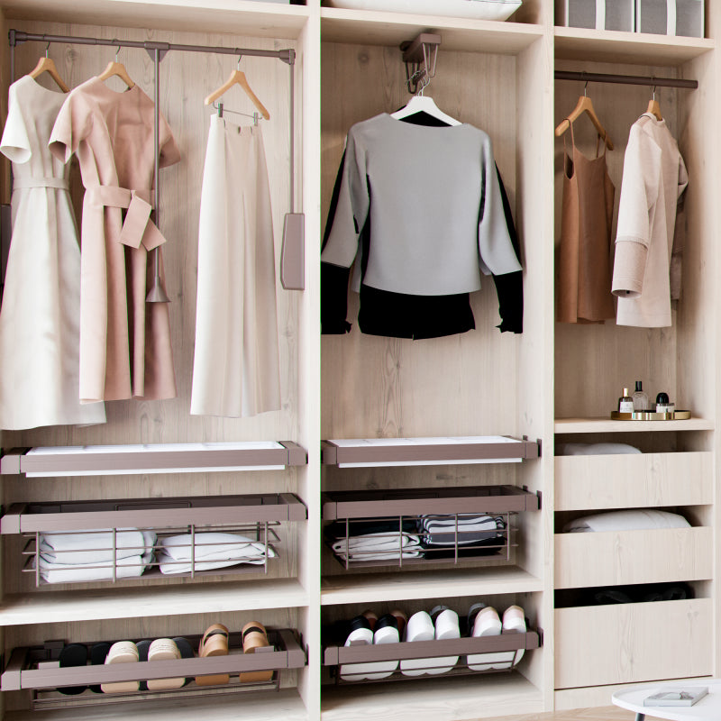 Appendiabiti per armadio Hang, 450 - 600, Verniciato moka, Acciaio e Tecnoplastica.