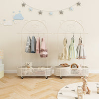 Appendiabiti per bambini con 3 altezze regolabiliasta e cesto portaoggetti in ferro, Supporto per abiti su ruote Bianco-Appendiabiti