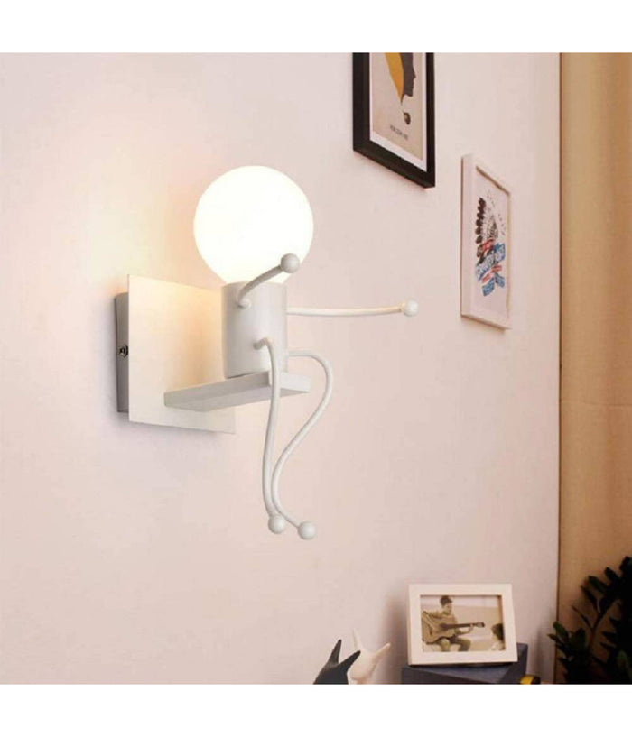 Applique Da Parete Decorativo Forma Di Omino Seduto In Metallo Attacco E27 Aq51         