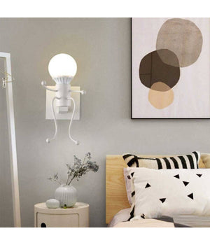 Applique Da Parete Decorativo Forma Di Omino Seduto In Metallo Attacco E27 Aq51         