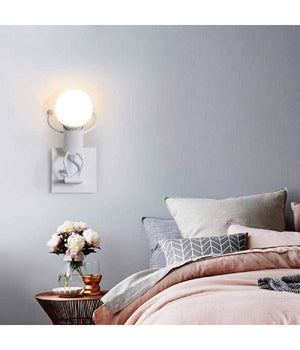 Applique Da Parete Decorativo Forma Omino Che Salta In Metallo Attacco E27 Aq50  Bianco       