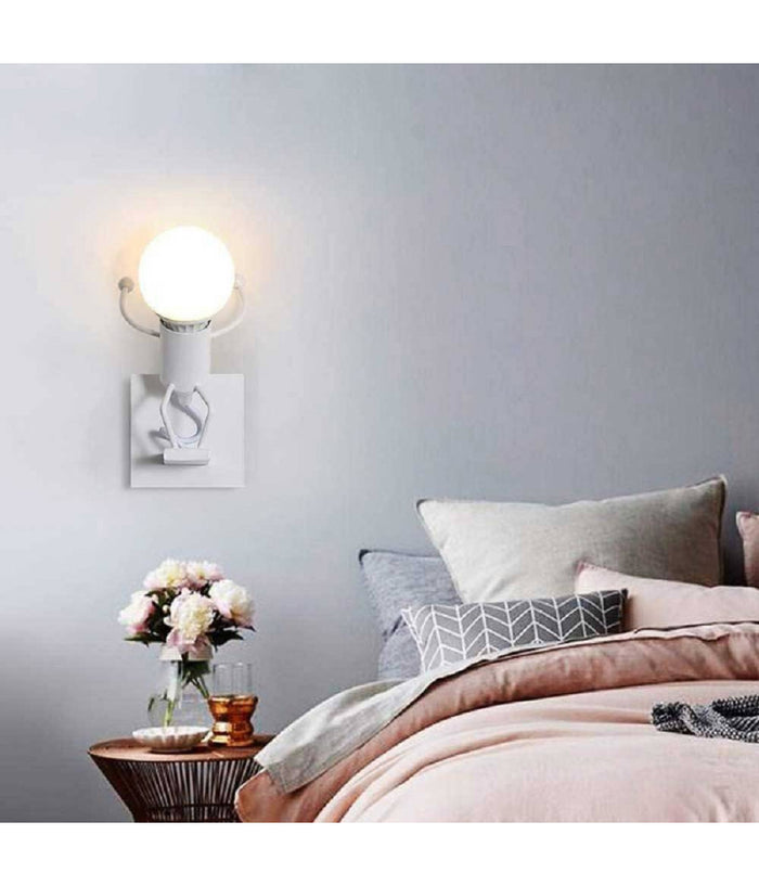 Applique Da Parete Decorativo Forma Omino Che Salta In Metallo Attacco E27 Aq50  Bianco       