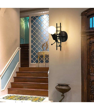 Applique Da Parete Decorativo Forma Omino Sulla Scala In Metallo Attacco E27 Aq49  Nero       