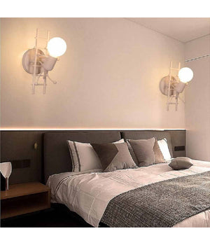 Applique Da Parete Decorativo Forma Omino Sulla Scala In Metallo Attacco E27 Aq49  Bianco       