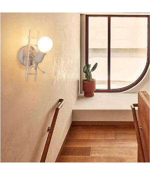Applique Da Parete Decorativo Forma Omino Sulla Scala In Metallo Attacco E27 Aq49  Bianco       