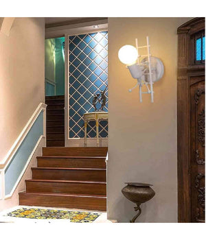 Applique Da Parete Decorativo Forma Omino Sulla Scala In Metallo Attacco E27 Aq49  Bianco       