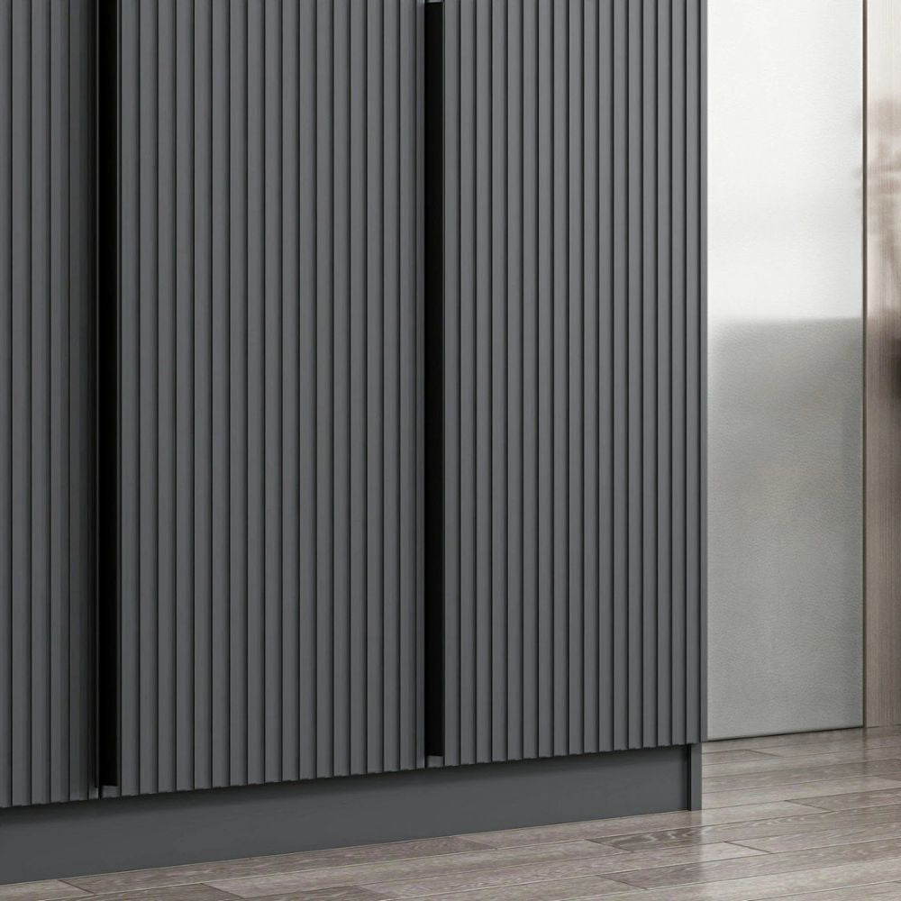 Armadio Kale 3 ante battenti effetto cannettato antracite 135x52x210H – Eleganza e capienza