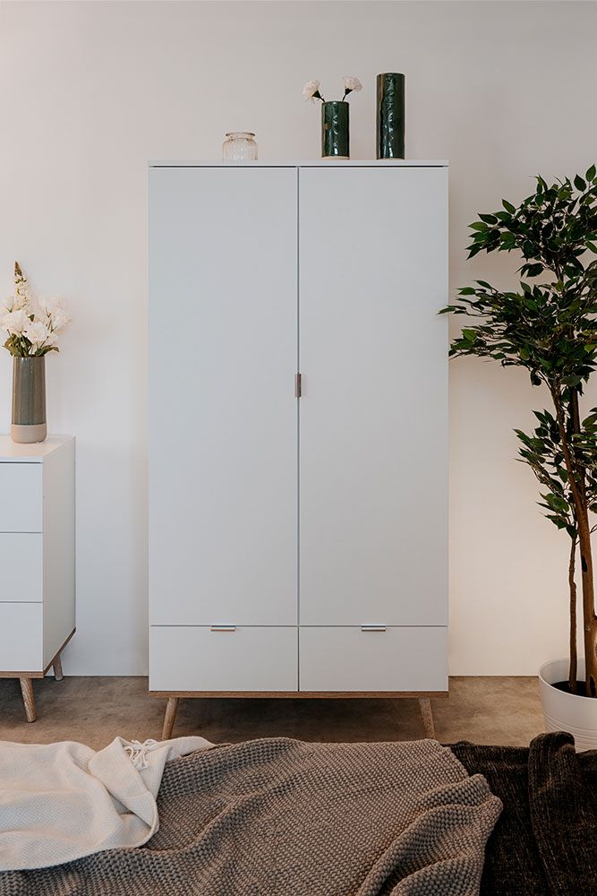 Armadio con 2 ante e 2 cassetti in finitura bianco con piedi in legno, ZFRGOT61