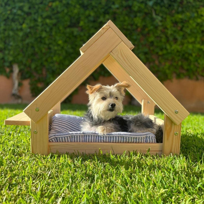 Casetta per cani 76x44x55cm con Letto in legno naturale FSC e 2 supporti per ciotole colore naturale RF990