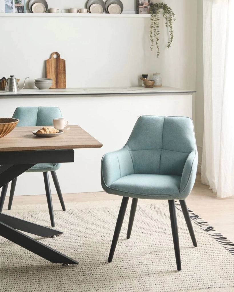 Set di 2 sedie da pranzo imbottite con braccioli, rivestimento in tessuto azzurro  base in metallo, design moderno