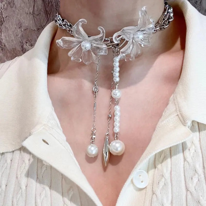 Collana vintage fatta a mano con fiore trasparente, perle e nappa, regalo di Natale o compleanno.