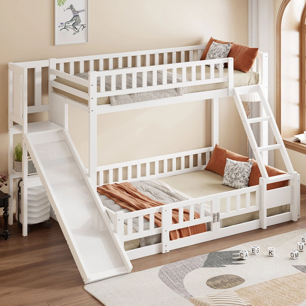 Letto a castello 140x200 cm con scivolo; scala e ripiani in pino e MDF bianco