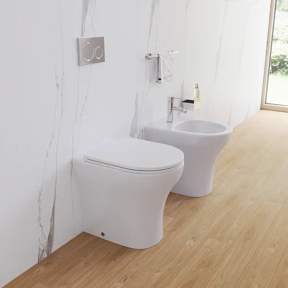 Sanitari filomuro rimless in ceramica bianco lucido: vaso bidet e copriwc soft-close | Nassau