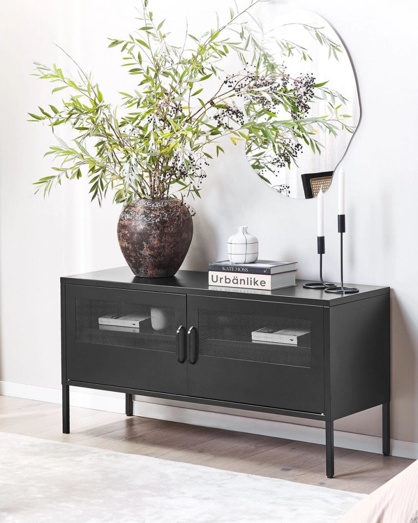 Credenza in metallo nero 118 x 40 cm 2 ante in rete ripiani gambe gestione cavi mobile tv industriale soggiorno