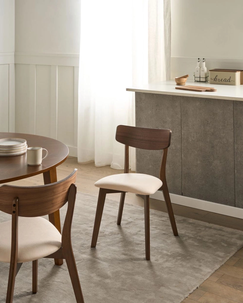 Set di 2 sedie da pranzo Struttura in legno di caucciù marrone scuro Seduta in tessuto bianco sporco senza braccioli Design retrò