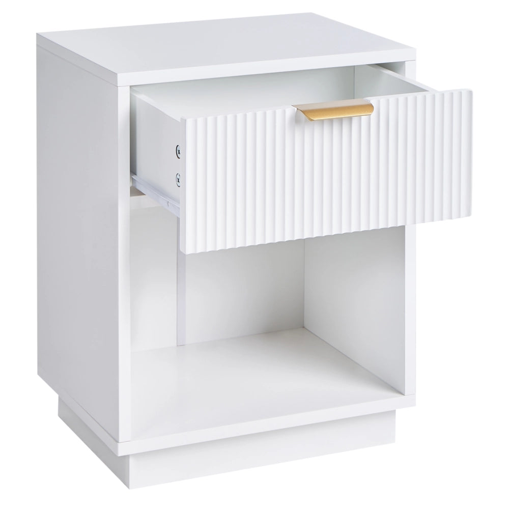 Set di 2 comodini in MDF bianco con 1 cassetto con frontale scanalato e 1 ripiano maniglia dorata design moderno per camera da letto