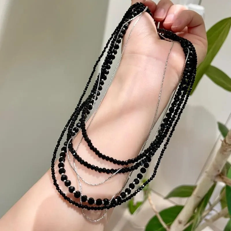Collana vintage multistrato con cristalli neri: gioiello fatto a mano con perline.