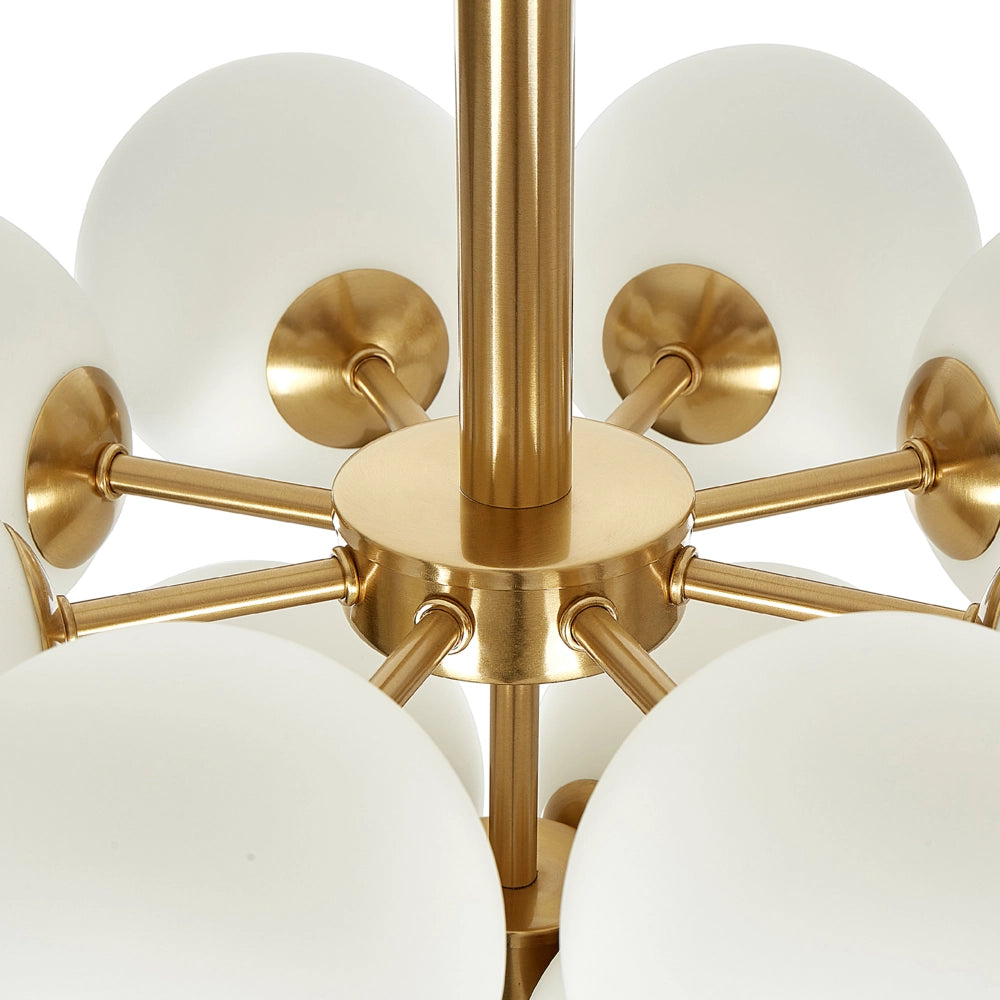 Lampadario a 13 luci di vetro bianco con paralumi a globo in ottone soggiorno salotto glamour