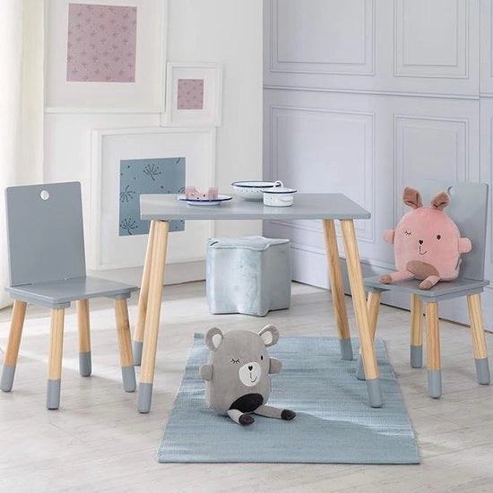 Set di mobili per bambini, composto da 2 sedie e 1 tavolo, verniciato in grigio.