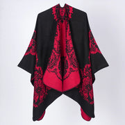 Mantella/cappa con cappuccio e spacco, d'ispirazione retr¨°: comoda, calda e versatile.