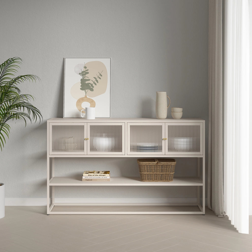 Credenza Bassa Säkylä con Ante in Vetro Scanalato 150x38x90 cm color Cammello [en.casa]