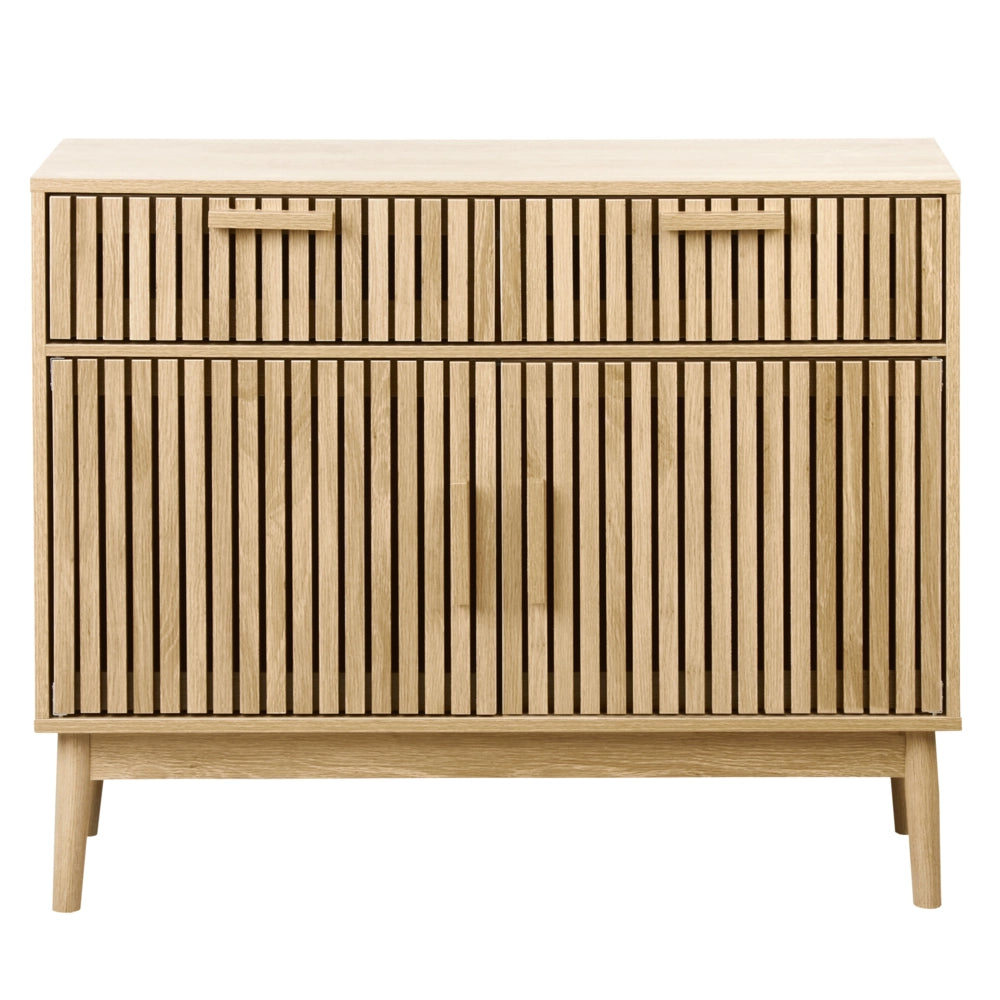 Credenza in legno massiccio chiaro con cassetti, scomparti, ante e cassettiera in stile scandinavo.