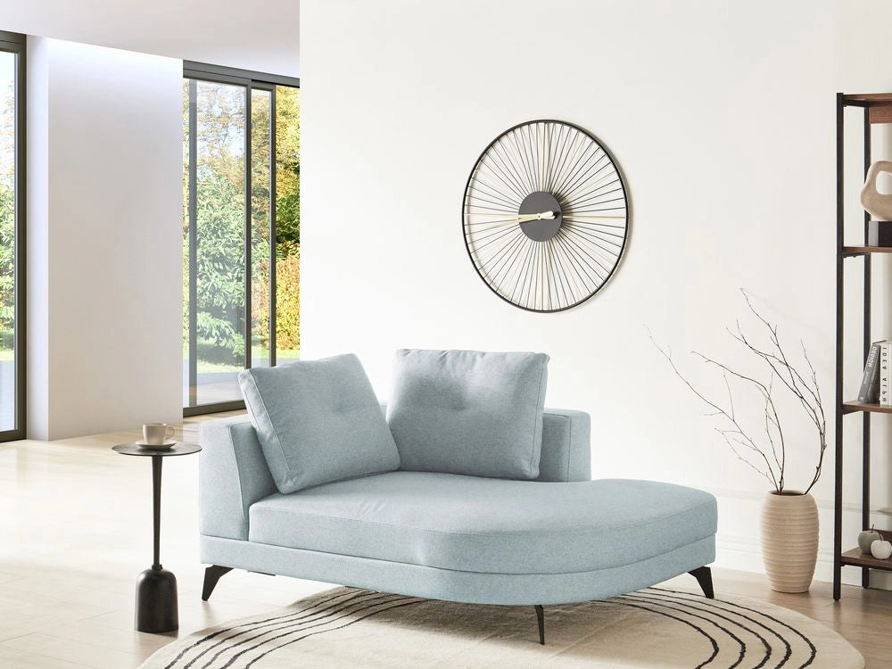 Chaise longue con rivestimento in ciniglia sintetico idrorepellente Gambe in ferro nero con cuscini azzurro lato sinistro stile moderno