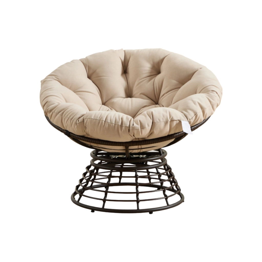 Poltrona girevole a 360° in rattan PE con cuscino beige e struttura in acciaio marrone per salotto e camera 92 × 67 cm
