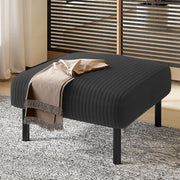 Pouf in velluto a coste grigio con struttura in metallo