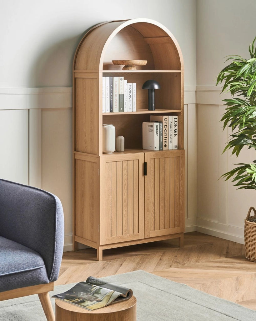 Libreria a 5 ripiani in MDF con gambe in legno, ante chiuse marrone chiaro stile rustico