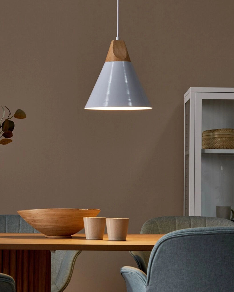 Lampadario in Metallo Bianco e Legno con Paralume a Forma di Cono