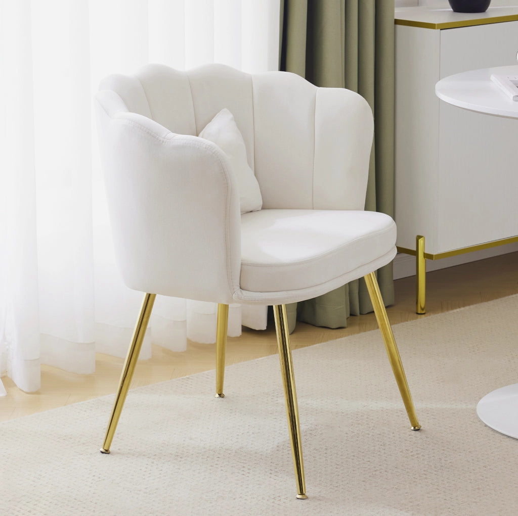 Poltrona in velluto beige con schienale a petalo e cuscino