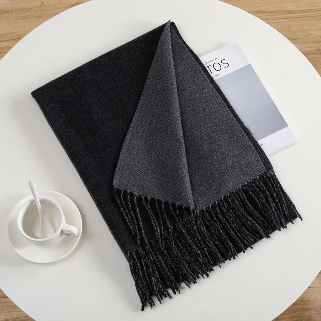 Elegante e semplice sciarpa calda in cashmere a tinta unita, ideale per gli spostamenti quotidiani.
