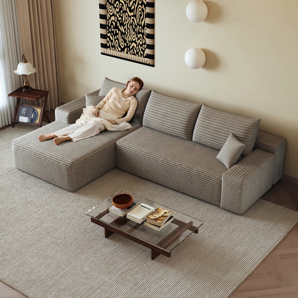 Divano angolare modulare con chaise longue e seduta profonda senza montaggio, in tessuto e schiuma, cammello