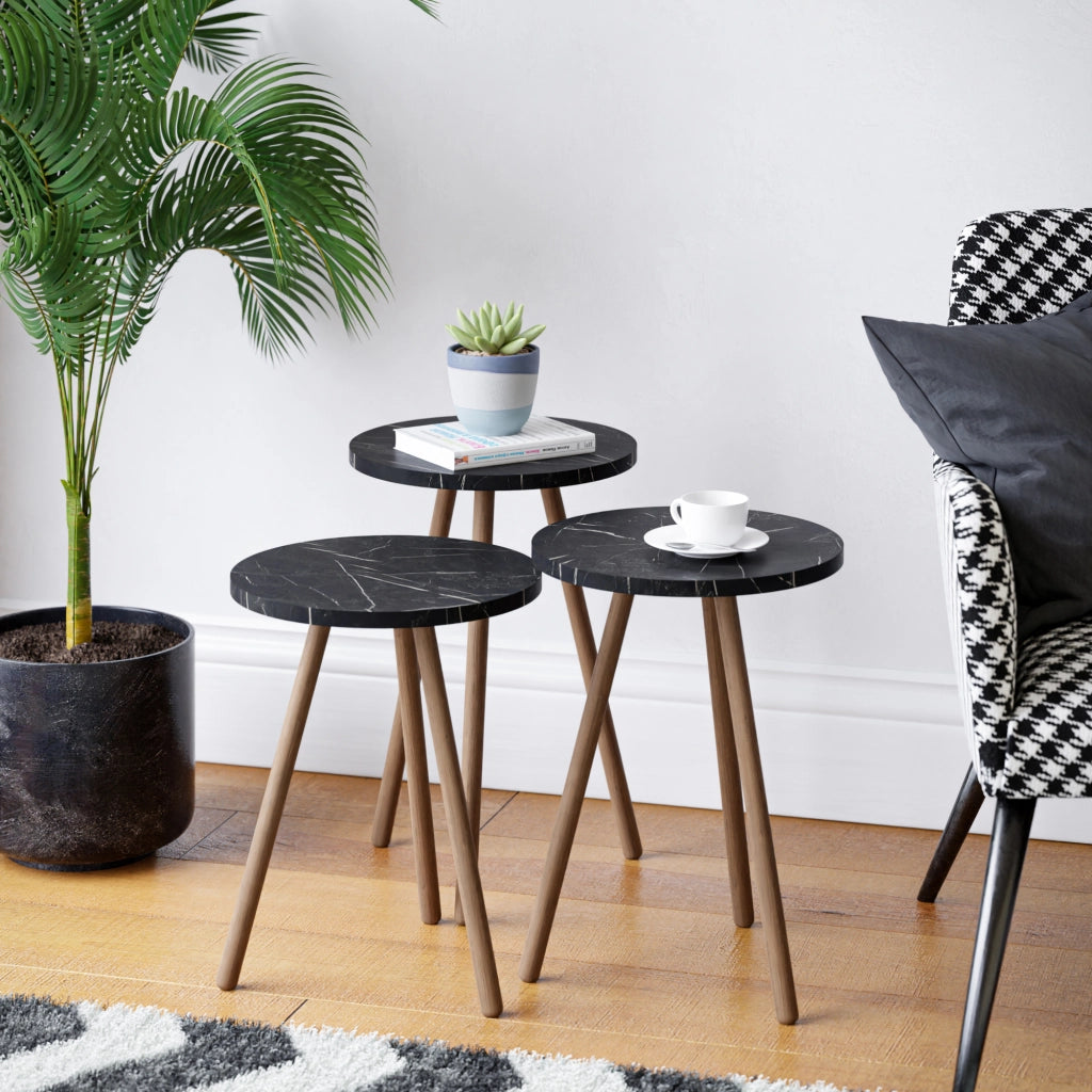 Set di 3 Tavolini Bassi da Salotto 'Hjørring' in Altezze Diverse con Piani Rotondi e Treppiede in Faggio - Marmo Nero [en.casa]