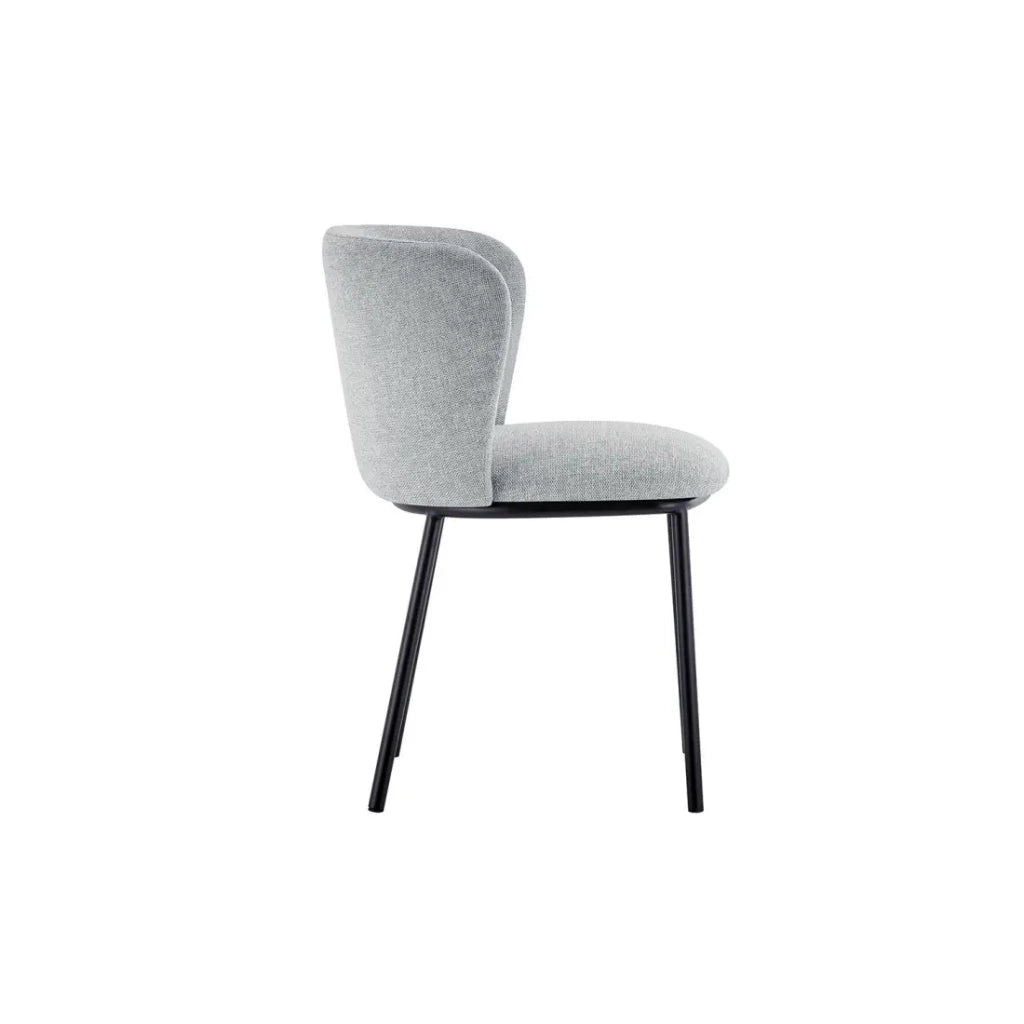Sedia ARTHUS – Tessuto grigio chiaro con piedi in metallo nero – H76 × L52 × P54 cm