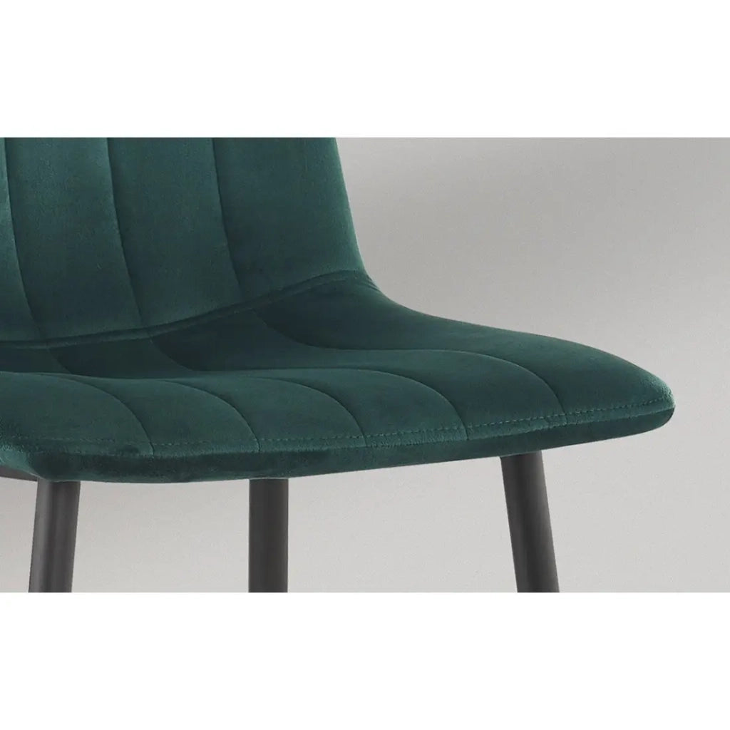 Sedia BRUCE – Velluto verde – Piedi in metallo nero – H86 x L45 x P55 cm