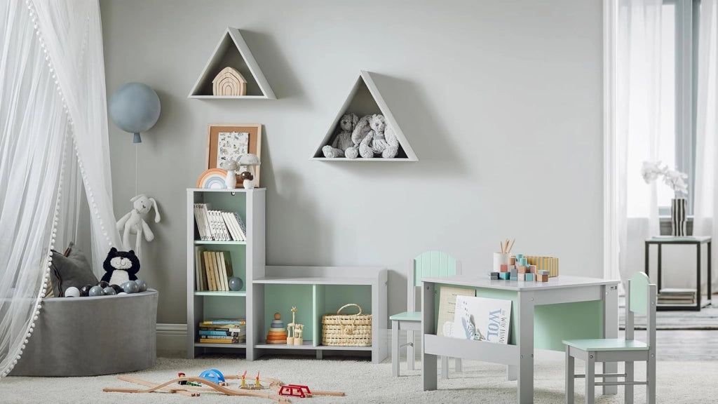 Tavolo per bambini con 2 sedie, Set tavolo e 2 Sedie per Bambini, Scrivania per Bambini con 2 Ripiani Laterali per Libri Grigio Chiaro e Verde, KMB88-HG