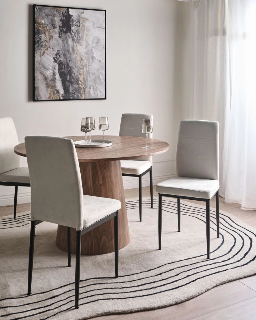 Set di 4 sedie da pranzo in tessuto, rivestimento beige chiaro gambe in ferro nero senza braccioli per sala da pranzo
