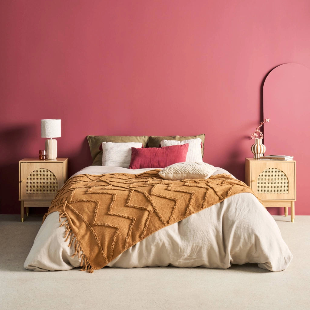 Set 2 comodini in legno con ante in cannage, marrone naturale